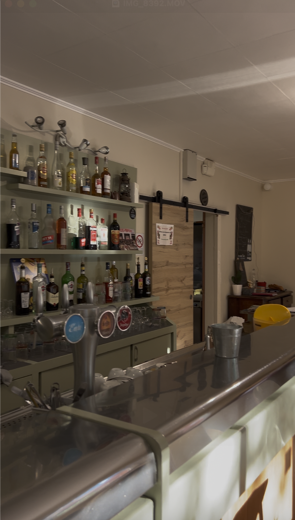 Le bar du Bistrot de Manon — l'âme du village